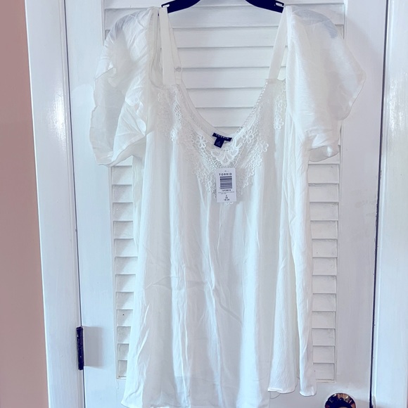 NWT- Extremely Cute Torrid White Crinkle Gauze Cold-shoulder Top - Picture 1 of 5